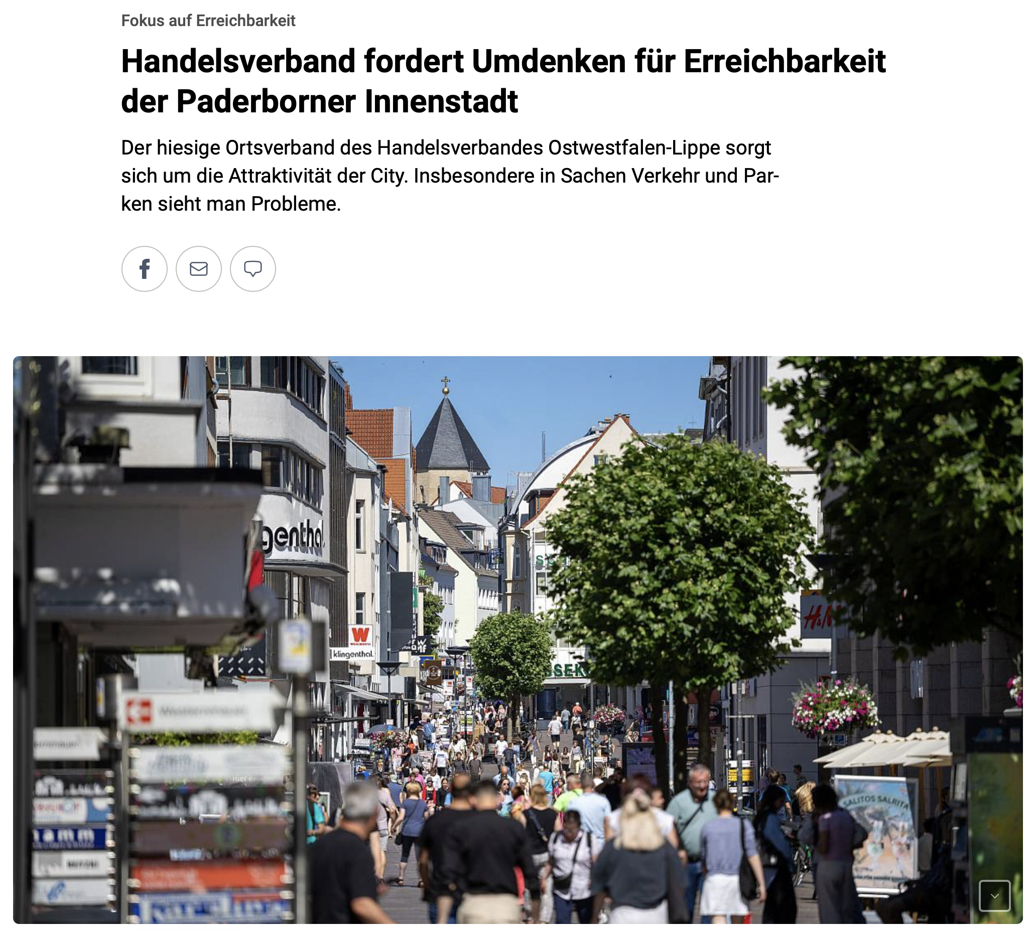 Screenshot eines Zeitungsartikels aus der Neuen Westfälischen mit der Überschrift "Handelsverband fordert Umdenken für die Erreichbarkeit der Paderborner Innenstadt".Darunter ein Foto der belebten Fussgängerzone mit vielen Menschen, 2 Bäumen und Häusern / Geschäften links und rechts.
